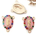 Primo piano dettaglio di ciondoli connettori strass smalto religioso dorati per gioielli. - Oro KC 3 Fori Strass Colorati Rosa (15289) / 1 Pezzo (16x20mm)