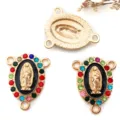 Ciondolo connettore Madonna color oro con strass colorati ideale per la creazione di gioielli - Stile Vergine Maria Ovale 3 Fori Oro KC Strass Colorati (15291) / 1 Pezzo (16x20mm) / Base Nera