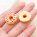 Oranje hars donut bedels met metalen ring voor het maken van DIY sieraden en handwerk. - Geel Hars Letter Chocolade Donut (23859)