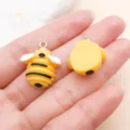 Leuke gele hars bij hangende bedels accessoires voor DIY sieraden maken variant - Medium Geel Hars Honingbij (24117)