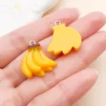 Simulatie bananen hars bedels hangster DIY sieraden accessoires schattig gele fruit onderdelen - Geel Hars Vrucht Banaan (24373)