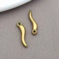 Pendeloques pendentifs cornes piment en métal doré pour accessoires de fabrication de bijoux DIY. - Plaqué sous Vide Or Fin Petit (T2835)