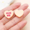 Oranje hart hars bedels DIY sieraden hangers gegraveerd met HUG ME tekst voor accessoires - Oranje Geel Hars Hart Letter Hugmet (24524)