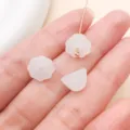 Cuentas de flores de vidrio blanco accesorio joyería DIY para pulseras collares hechos a mano. - Cápsula de Semillas de Loto Agujero Pasante (26743)