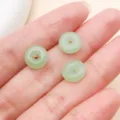 Cuenta de hebilla de paz de vidrio verde para joyería DIY, acabado suave y pulido. - Hebilla de la Paz Estilo Chino (26788)