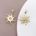 Ciondolo sole placcato in oro con zirconi micro-incastonati, perfetto per collane orecchini. - Ciondolo Girasole (T3293)