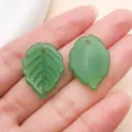 Colgantes de vidrio de hoja verde para pulsera collar DIY fabricación de joyas 2pcs - Hoja de Té/Fresa (26904)