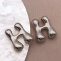 Pendentif lettre H gonflée en relief en acier inoxydable pour fabrication de bijoux et accessoires. - Style Lettre H (T3096-H) / 1 Pièce (15.5x18x6mm) / Acier