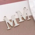 Ανοξείδωτο κρεμαστό γράμμα M για DIY κατασκευή κοσμημάτων, ασημί μεταλλικό αξεσουάρ. - Κεφαλαίο Γράμμα M (T2195-M) / 1 Τεμάχιο (12x11x1mm) / Χρώμα Ατσαλιού