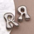 Accessoire bijoux DIY lettre bulle 3D en acier inoxydable, charm pendentif alphabet argent. - Style Lettre R (T3096-R) / 1 Pièce (14x18x5mm) / Acier