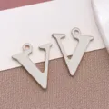 Ανοξείδωτο ατσάλι γράμμα V κρεμαστό γούρι DIY κατασκευής κοσμημάτων ασημί - Κεφαλαίο Γράμμα V (T2195-V) / 1 Τεμάχιο (12x10x1mm) / Χρώμα Ατσαλιού