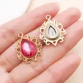 Goldfarbener Tropfen-Anhänger mit rosa Glasstein, filigranes Lochmuster für DIY-Schmuck. - Hohlspitzen Wassertropfen (27511) / 1er-Pack (24x18mm) / Rosenrosa