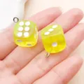 Pendentif breloque de de en resine transparente jaune pour fabrication bijoux DIY faits main. - Dé Carré en Résine Jaune (17230)