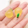 Pendentif en résine de poire jaune breloques pour accessoires de bijoux faits à la main - Style Poire en Résine Jaune (19703)