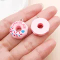 Roze hars donut bedels met metalen oogje voor DIY sieraden maken, armbanden en knutselen. - Letter Chocolade Donut (23858)