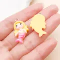 Joli pendentif sirène en résine jaune breloques pour la création de bijoux faits main DIY. - Princesse Sirène Résine Cheveux Jaunes (24483)
