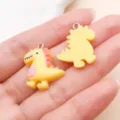 Charmant pendentif dinosaure en résine jaune pour accessoires de bijoux faits à la main. - Dosaure Animal en Résine Jaune (24510)