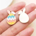 Osterhase Emaillierte Legierung Anhänger, süßer DIY Charm für Armband, Schlüsselanhänger. - Bunte Emaille Zickzack Hase Ei (25134)