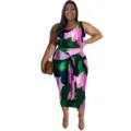 Plus size tweedelig setje met bloemenprint, crop top en midi rok met knoopdetail. - Donkergroen