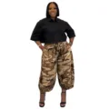 Camicia nera taglia forte e pantaloni larghi camouflage, dettaglio che mostra il taglio. - 3XL / Pantaloni e gonne / Cammello