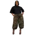 Vista di dettaglio camicia nera e pantaloni harem mimetici taglie forti donna, casual. - 1XL / Pantaloni e gonne / Mimetico