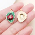 Pendentif coccinelle émail feuille en alliage pour collier bracelet DIY accessoires de bijoux. - Coccinelle Feuille en Émail Vert (27001) / 1 Pièce/Paquet (23x15mm) / Or KC Vert