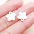 Ciondolo fiore in conchiglia bianca accessorio gioielli fatto a mano singolo foro - Fiore Piccolo (26664)