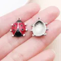 Pendentifs en alliage coccinelle emaille rouge et noir pour colliers bracelets DIY. - Coccinelle en Émail Rouge (27012) / 1 Pièce/Paquet (17x14mm) / Base Argentée Rouge