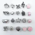 Juego de 20 cuentas con dijes de aleación y resina de agujero grande para pulseras collares DIY. - Juego de cuentas de agujero grande (HK797) / 20 Piezas/Paquete / Tonos Rosados