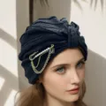Stijlvolle geplooide tulbandmuts voor vrouwen met parelketting broche, chique en comfortabel. - Eén maat / Zwart