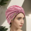 Roze gestructureerde tulband haarband met parelketting broche voor stijlvolle haaraccessoire. - Eén maat / Roze