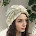 Witte gestructureerde turban haarband voor vrouwen, stijlvolle gekruiste hoofdband met ketting. - Eén maat / Beige
