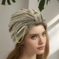 Stijlvolle brede tulband voor dames met elegante parelketting en broche, ideaal voor dagelijks. - Eén maat / Khaki