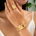Conjunto de anillo y brazalete espiral dorada primer plano, detalle joya de playa. - Brazalete y Anillo / Amarillo Dorado