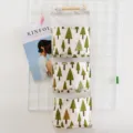 Borsa portaoggetti appendiabiti impermeabile in lino creativo con 3 tasche e motivo di pino. - Piccolo Albero