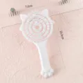 Vue détaillée de la brosse à cheveux patte de chat blanche avec picots de massage et dimensions. - Brosse Squelette / Emballage en vrac / Blanc