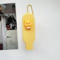 Süße gelbe Klapp-Haarbürste mit einem niedlichen Cartoon-Bären-Anhänger, tragbarer Haarkamm. - Shopping Bär