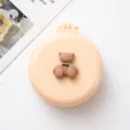 Tragbare Mini-Klapphaarbürste mit süßem Bären-Design, runde Kompakt-Massagespiegelbürste. - Glänzendes Modell - Milchgelber Bär