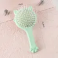 Jolie brosse à cheveux chat verte avec poignée patte, peigne airbag de massage portable style. - Peigne à coussin d'air / Emballage en vrac / Vert