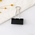 Variante di fermacarte in metallo nero, robusta clip per documenti e organizzazione. - Molletta nera da 41 mm / Nero