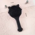 Jolie brosse à cheveux chat noir avec poignée patte, peigne coussin d'air portable en plastique. - Peigne à coussin d'air / Emballage en vrac / Noir