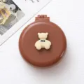 Tragbare, kompakte Mini-Klapp-Haarbürste mit Spiegel, süßes braunes Design für unterwegs. - Glänzendes Modell - Milchkaffeebär