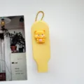 Süßer gelber Klapp-Haarkamm mit Cartoon-Bär-Anhänger, tragbare Reise-Haarbürste für glattes Haar. - Pfoten Bär