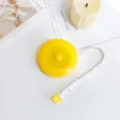 Mini metro a nastro retrattile rotondo portatile da tasca per cucito e misurazioni - confezione individuale / Giallo