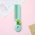 Mini peigne à cheveux en plastique vert pour enfants avec charmant dinosaure, variante. - Peigne dinosaure