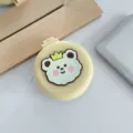 Mini spazzola per capelli rotonda pieghevole, design orsetto, pettine da viaggio portatile per donna. - Orsetto con corona su sfondo giallo