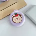 Spazzola per capelli rotonda pieghevole simpatico orso mini cuscino d'aria compatto. - Orsetto mela su sfondo viola