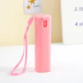 Rosa tragbare Mini Sprühflasche mit Band zum Nachfüllen für Kosmetik und Parfum unterwegs. - Tragemodell / Rosa