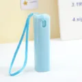Tragbare Mini Sprühflasche mit Kordel, nachfüllbarer Kunststoff Behälter für Reise Parfum. - Tragemodell / Blau