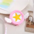 Praktisches rosa Mini-Maßband zum Einziehen mit gelbem Stern und Flügeln für zu Hause. - Großer Stern mit großen Flügeln